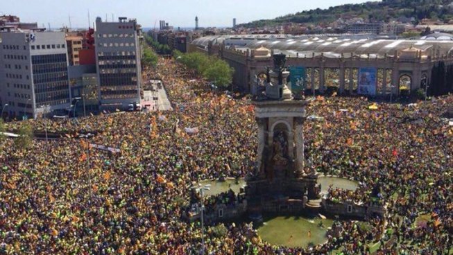 Massiva manifestació per la llibertat dels presos polítics a Barcelona