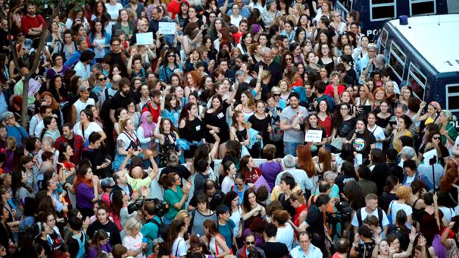 Desenes de milers prenen els carrers de l'Estat espanyol en un crit contra la justícia patriarcal