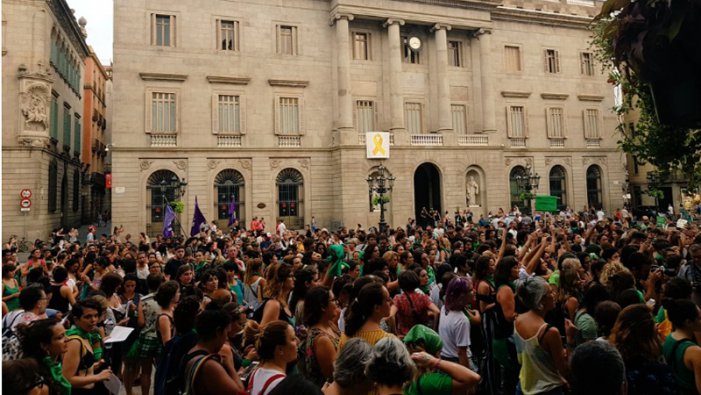 Les principals ciutats de l'Estat espanyol es tenyeixen de verd per l'avortament legal a Argentina