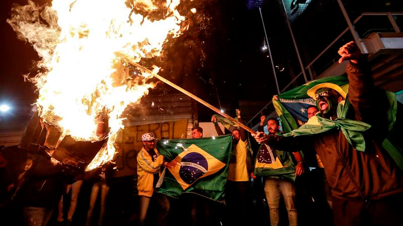 Els seguidors de Bolsonaro realitzen atacs racistes i misògins