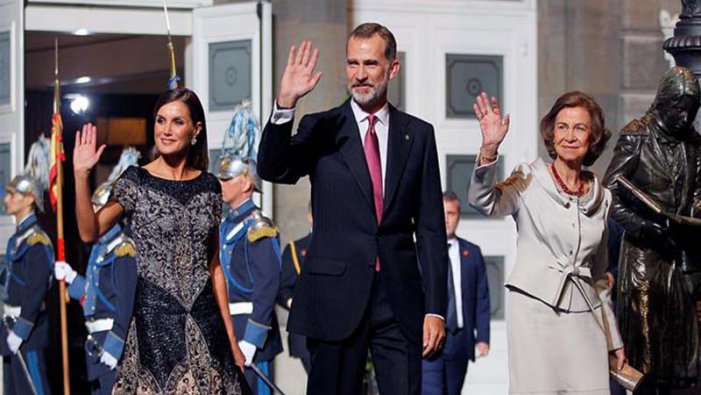 El PSOE reafirma que no es pot debatre sobre la corona: als peus de la seva majestat