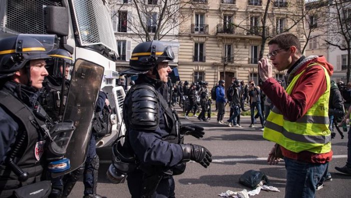 Els armilles grogues es mobilitzen en una França militaritzada per Macron