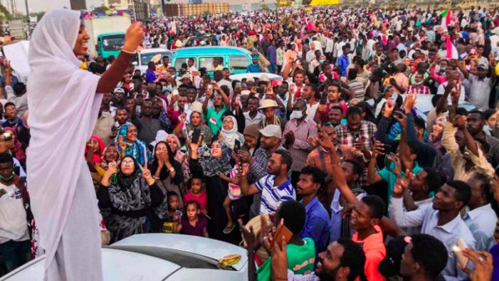 Alaa Salah, la jove que crida "revolució" i és una icona de les protestes al Sudan