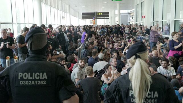 Directe: massives manifestacions contra sentència: milers de persones segueixen envoltant l'aeroport de El Prat