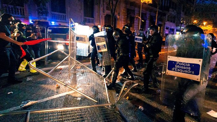 Un furgó dels Mossos d'Esquadra atropella a un manifestant a Tarragona