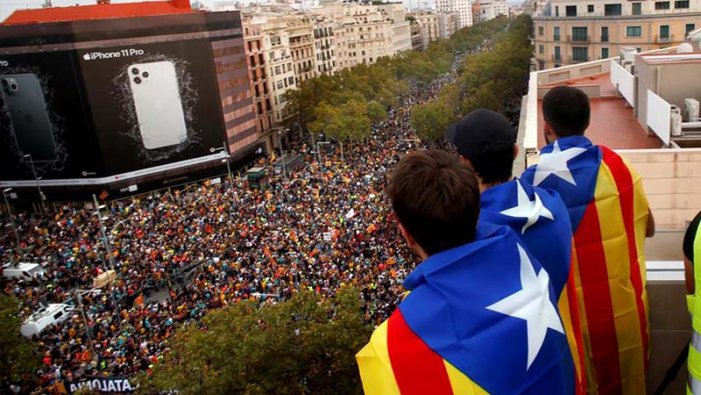 Després d'una gran vaga, el govern prepara un salt repressiu a Catalunya