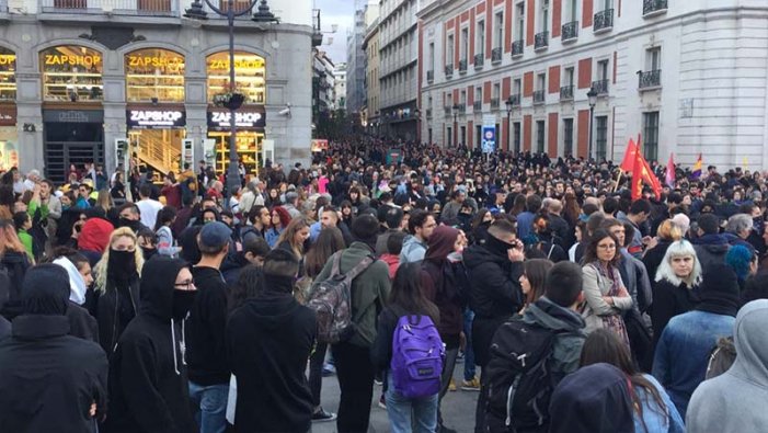 Joves madrilenys amb el poble català: “Aquí estan els antifeixistes!”