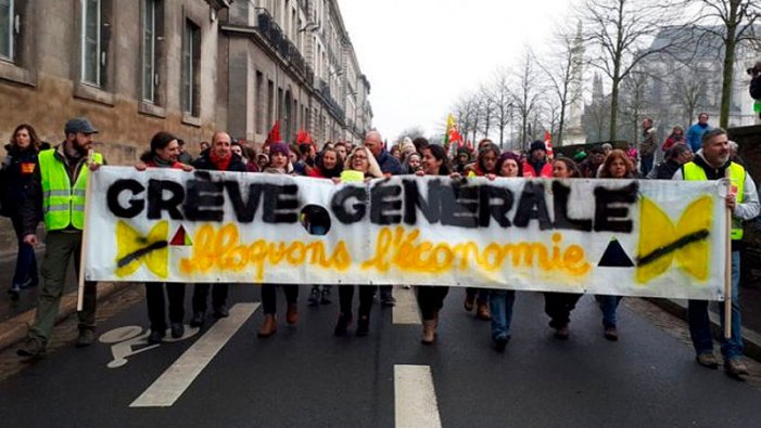 DIRECTE | Reprimeixen en la multitudinària marxa de París en el marc de la vaga general