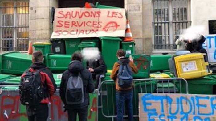 París: estudiants secundaris bloquegen i paralitzen instituts