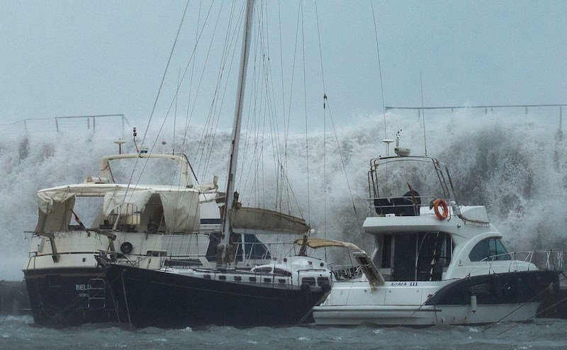La borrasca “Gloria” deixa almenys quatre morts i genera un dels pitjors temporals marítims registrats