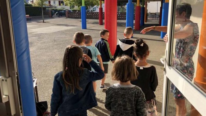 França: demanen que els professors "delatin" als nens que diguin coses "inacceptables" sobre el Covid-19