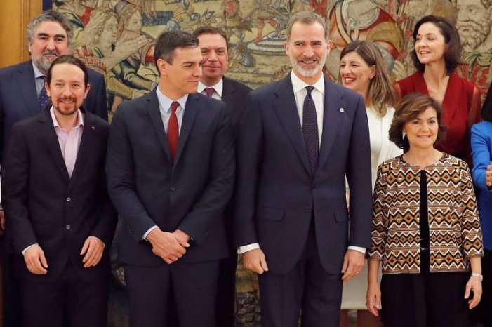 El govern "progressista" destrona a Juan Carlos per a afermar a Felipe