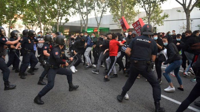 Càrregues de la Policia Nacional a Vallecas contra els veïns i joves que demanen sanitat pública