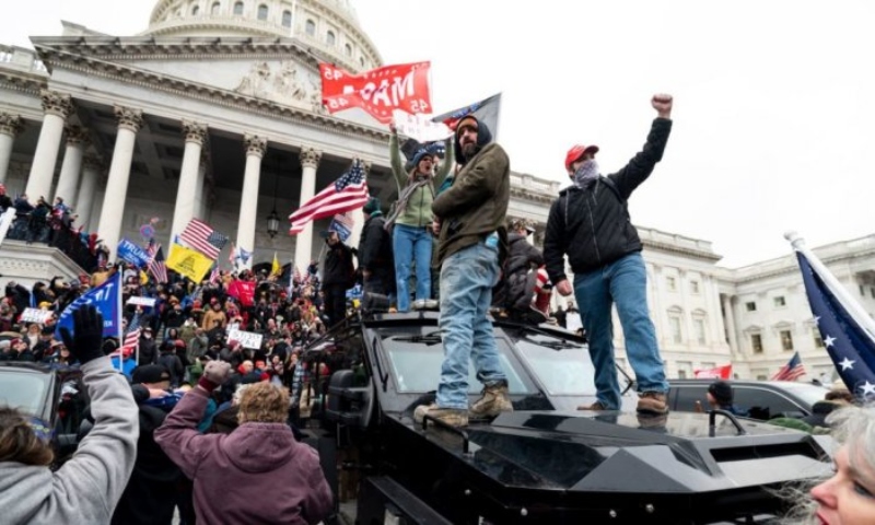 La Policia empara a l'extrema dreta que va envair el Capitoli: com enfrontar-los?