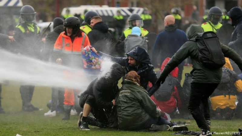 Holanda: Forta repressió policial contra les protestes pel toc de queda