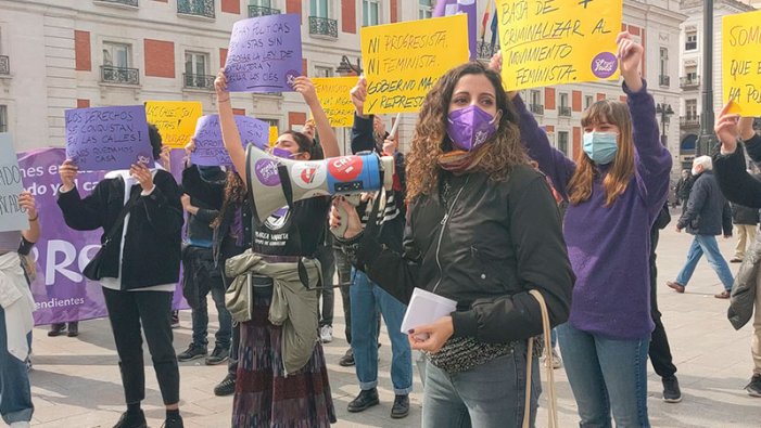 DIRECTE | #Madrid Centenars de dones, estudiants i joves desafien la prohibició i es concentren en Puerta del Sol