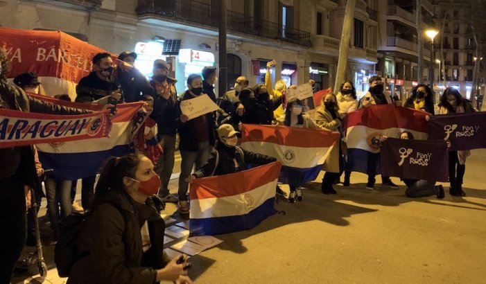 Concentració a Barcelona en solidaritat amb les manifestacions de Paraguai