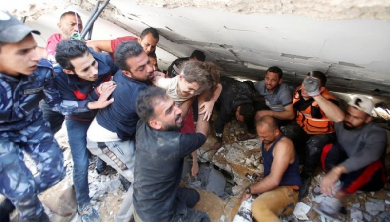 Vídeo: el rescat d'una nena després d'un bombardeig commou a Palestina