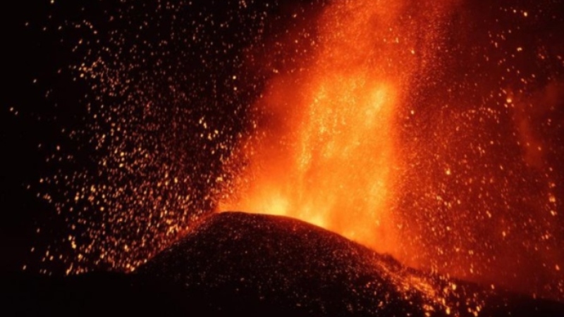 El volcà de La Palma mostra fases més explosives després de sis dies d'erupció
