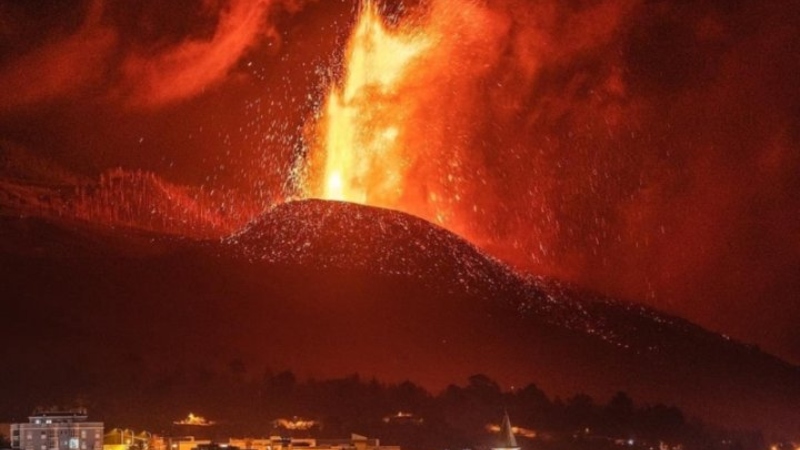 La lava del volcà de La Palma arriba al mar