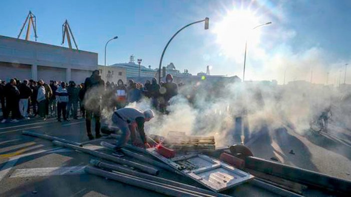 Comença fort la vaga general indefinida del metall a Cadis: piquets, càrregues policials i resistència obrera