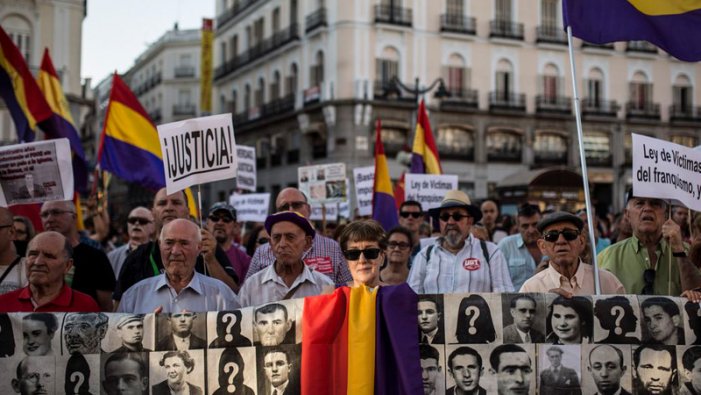 El Govern ratifica la Llei d'Amnistia que equipara a assassins franquistes amb víctimes de la dictadura