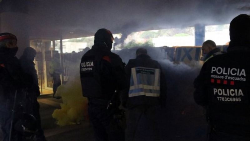 Els Mossos carreguen en una protesta estudiantil contra un acte de la dreta espanyolista en la UAB