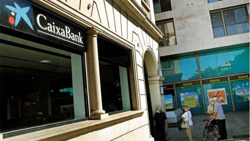 CaixaBank després de la fusió: acomiadaments massius, externalitzacions i abandó total dels clients vulnerables