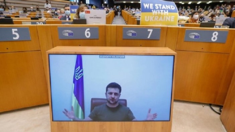 El Parlament europeu habilita l'ingrés d'Ucraïna a la Unió Europea després d'ovacionar a Zelenski