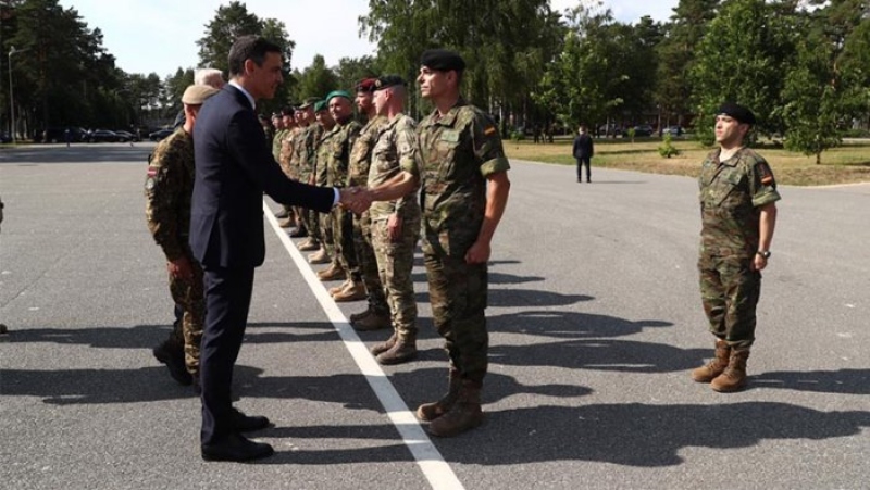 Pedro Sánchez visita les tropes de l'OTAN a Letònia i reafirma el seu compromís bel·licista