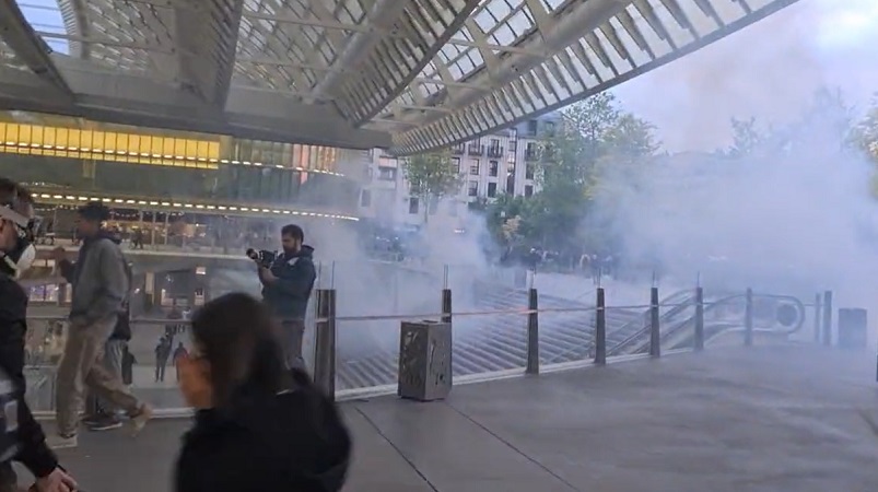 La Policia reprimeix manifestacions contra Macron a París