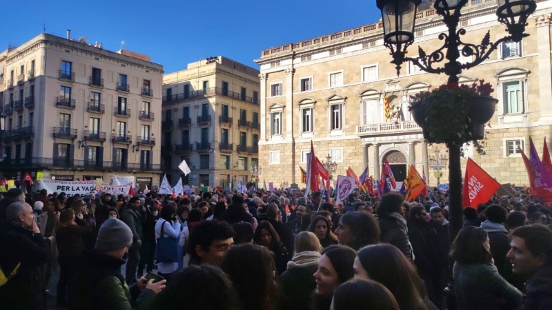 Directe | La vaga d'Educació i Sanitat de Catalunya omple Sant Jaume