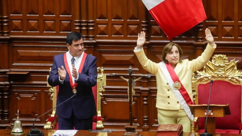 Dina Boluarte pressiona al Congrés del Perú perquè aprovin l'avançament d'eleccions per al 2023