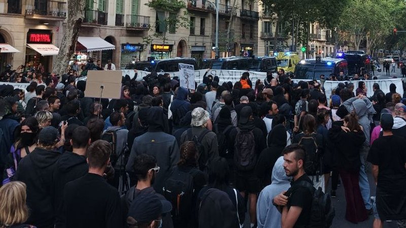 Barcelona | Centenars de persones responen al carrer a la campanya de la dreta contra l'okupació