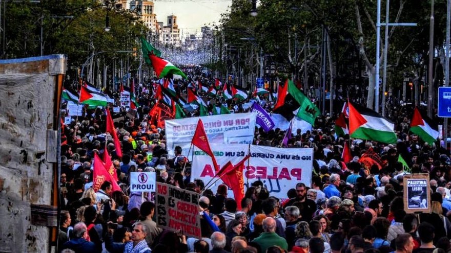 El passeig de Gràcia de Barcelona es va omplir aquest dissabte al crit de “Parem el genocidi en Palestina”