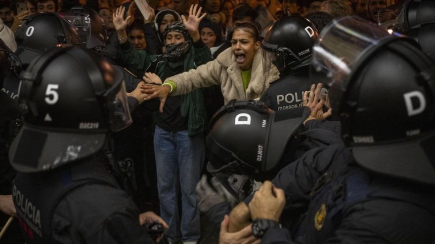 Una massiva manifestació per Palestina a Barcelona acaba amb càrregues dels Mossos