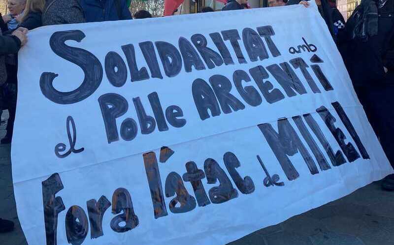 Barcelona | Sindicats, organitzacions polítiques i socials protesten en el Consolat argentí en suport a l'aturada nacional del 24G contra l'ajust de Milei