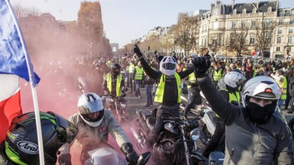 Multitudinàries protestes a França contra l'augment del combustible