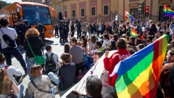 Brutal agressió homòfoba a Madrid marcant la paraula "maricón" amb una navalla. Organitzem la resposta!