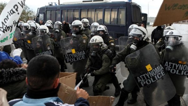 Lesbos: milers de persones refugiades protesten per les seves pèssimes condicions i són reprimides per la policia grega