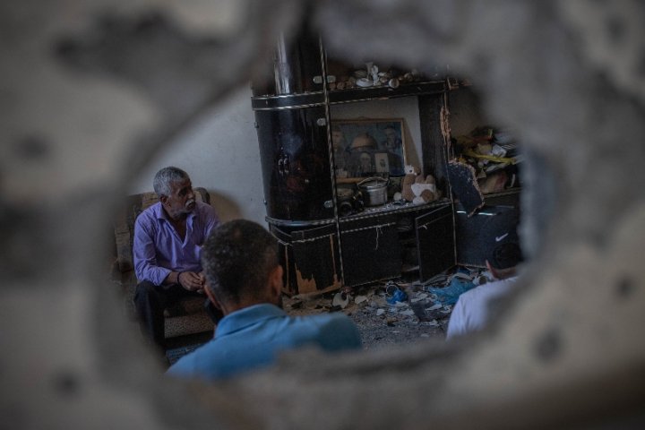 Forat a l'habitatge causat per l'impacte d'un llançacoets durant l'atac de l'exèrcit d'Israel. Foto: Caterina Albert