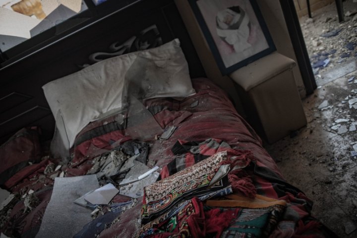 Més imatges de les destrosses efectuades en l'habitatge atacat per l'exèrcit d'Israel. Foto: Caterina Albert