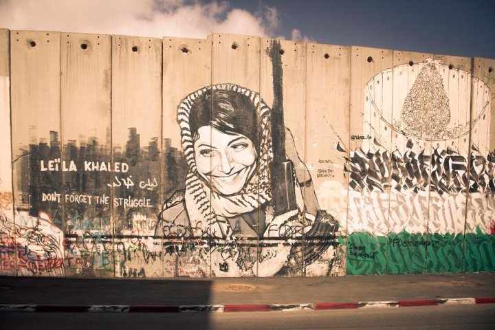 Retrat de Leila Khaled pintat a "El Mur de la Separació" construït per Israel.